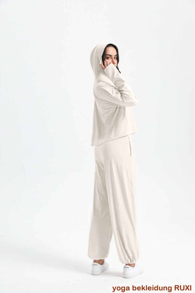 Blaue gerippte Radlershorts fuer aktive Freizeitkleidung