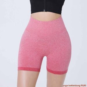 Klassische schwarze Schlagleggings fuer schicke Outfits