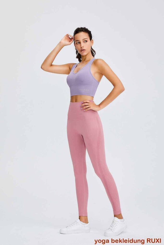 Klassische weisse PE Shorts fuer bequeme Sportbekleidung