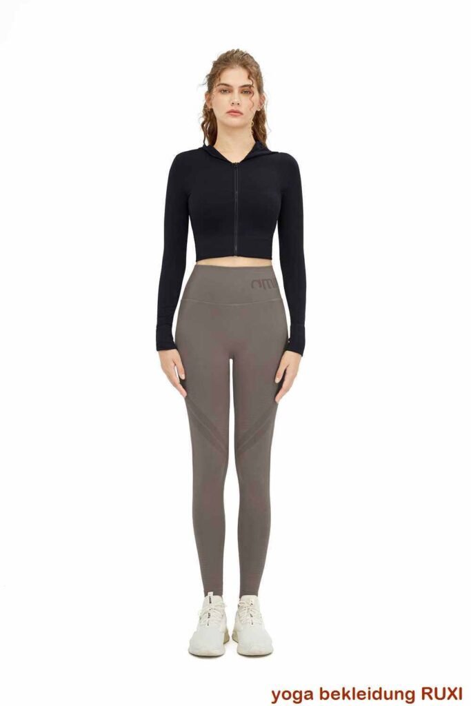 Leichte Laufshorts fuer Herren komplett in Schwarz RUXI