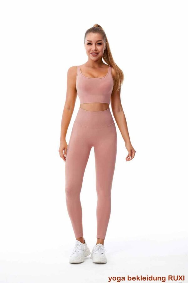 Stilvolle schwarze und weisse Yogahosen fuer mehr Komfort