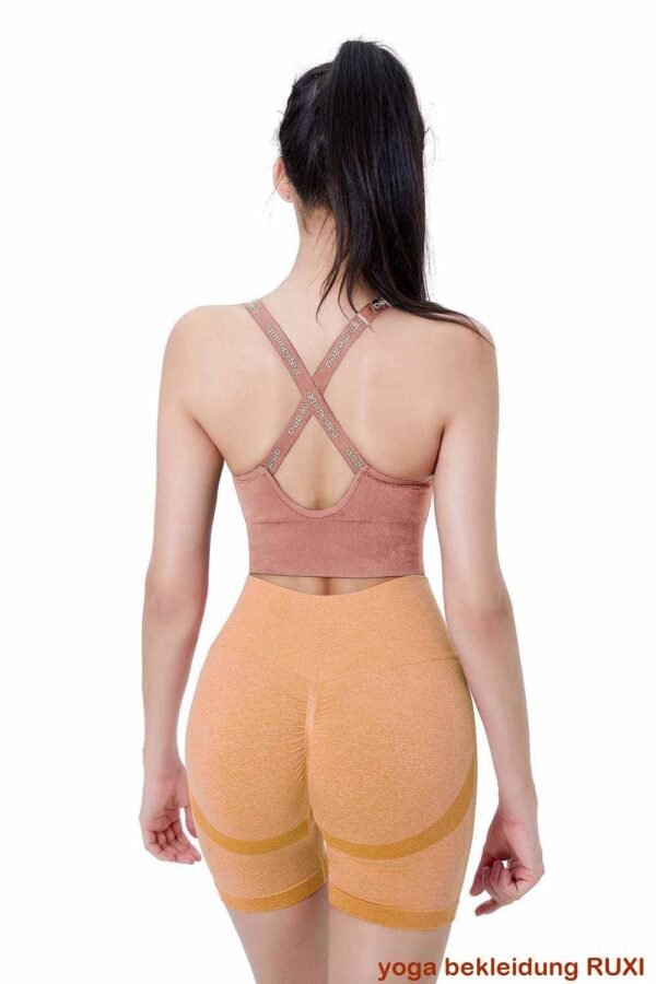 Stylische gestreifte Workout Leggings fuer aktive Frauen