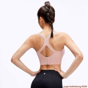 Yogahose mit ausgestelltem Bein und ueberkreuzten Beinen